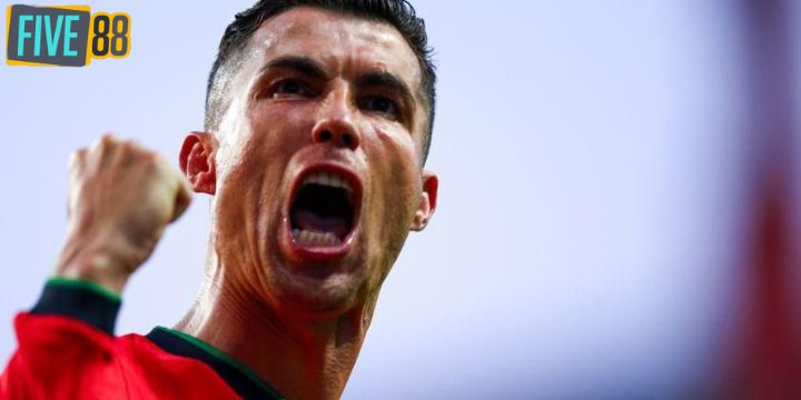 Ronaldo giúp Bồ Đào Nha cân bằng kỷ lục khác